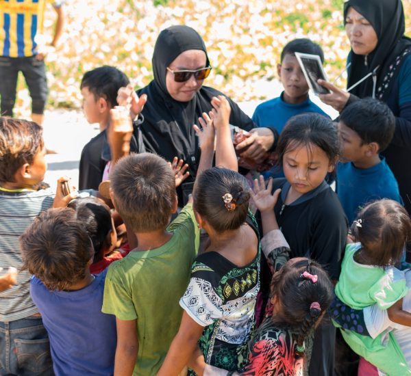 sea-gypsies-children-greetings-the-volunteers-coming-to-their-village.jpg